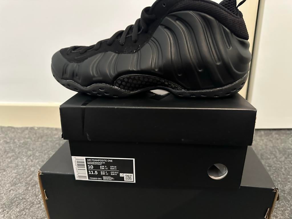Nike Air Foamposite One maat 44, Ophalen of Verzenden, Zo goed als nieuw, Zwart, Sneakers of Gympen