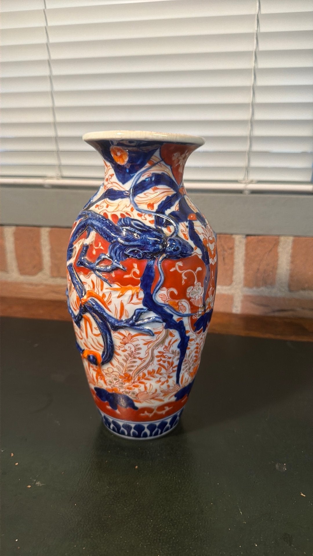 Antieke Japanse Imari Vaas met Drakenreliëf (ca. 1900), Antiek en Kunst, Ophalen