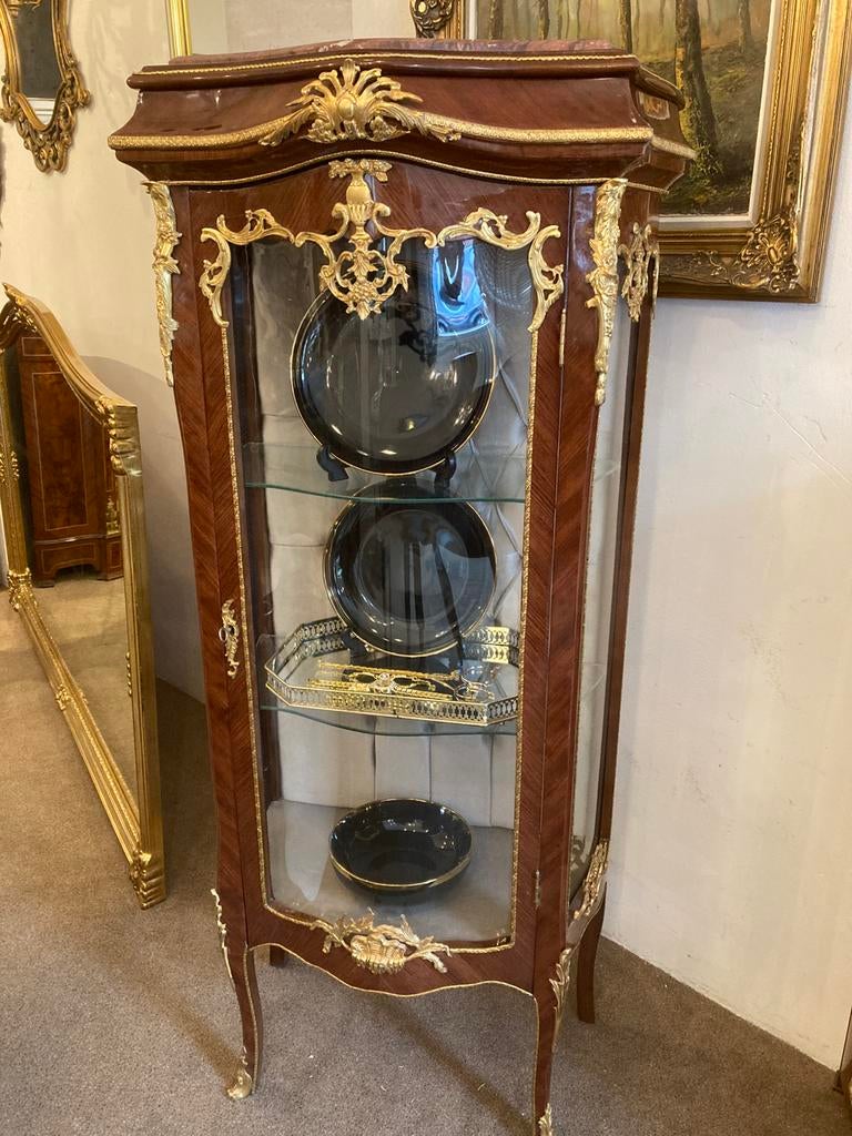 Zeer mooie vitrine gebogen en vol met brons, Ophalen