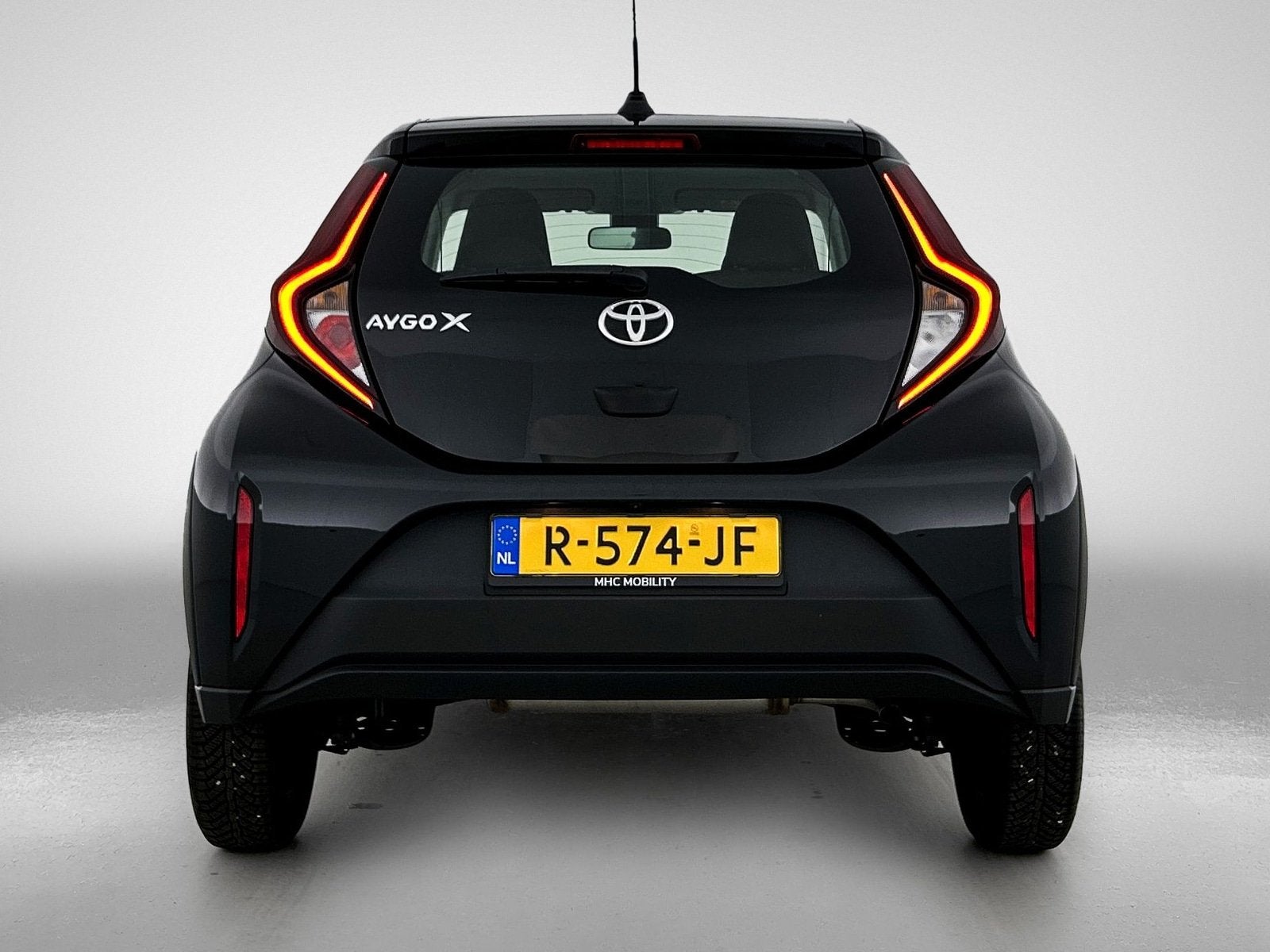 Toyota Aygo X 1.0 VVT-i MT Play | Airco | Carplay | 12 maand, Keurmerk '100% Onderhouden', Gebruikt, 920 kg, 4 stoelen