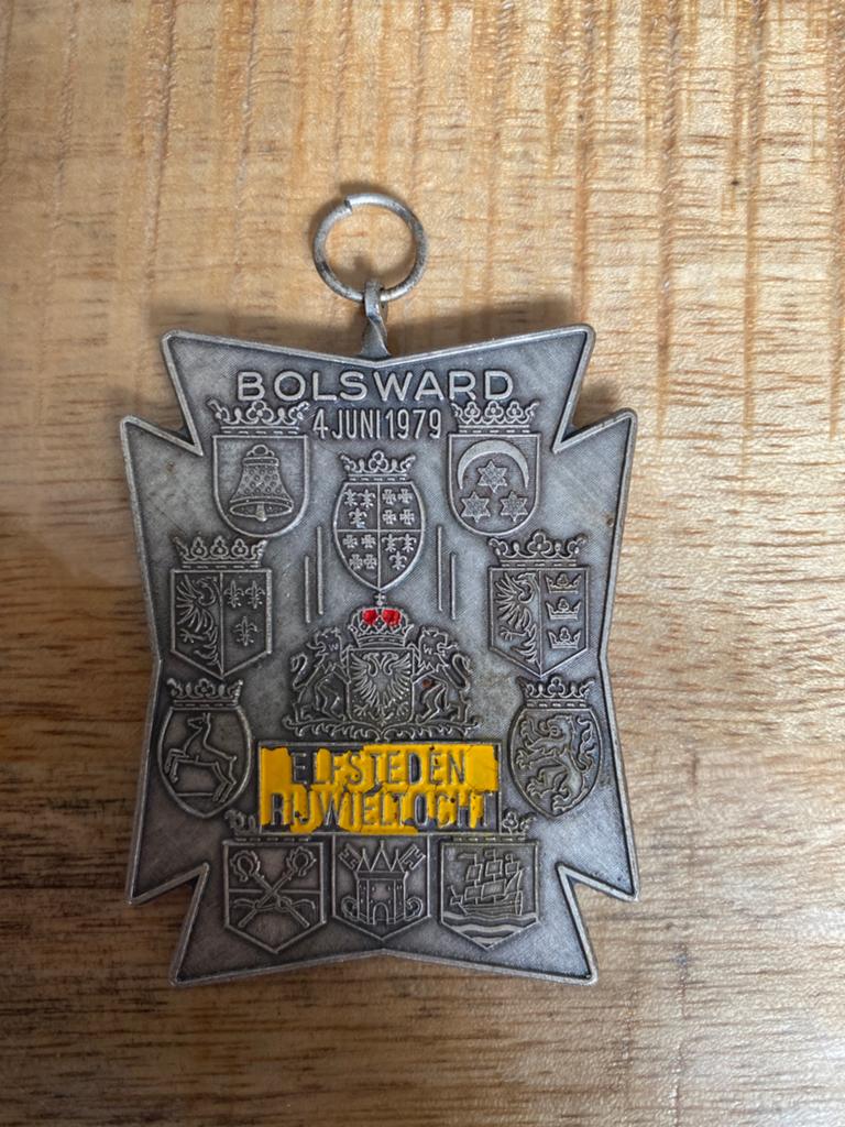 Bolsward Elfsteden Rijwieltocht Medaille 1979, Ophalen of Verzenden, Overige materialen, Nederland