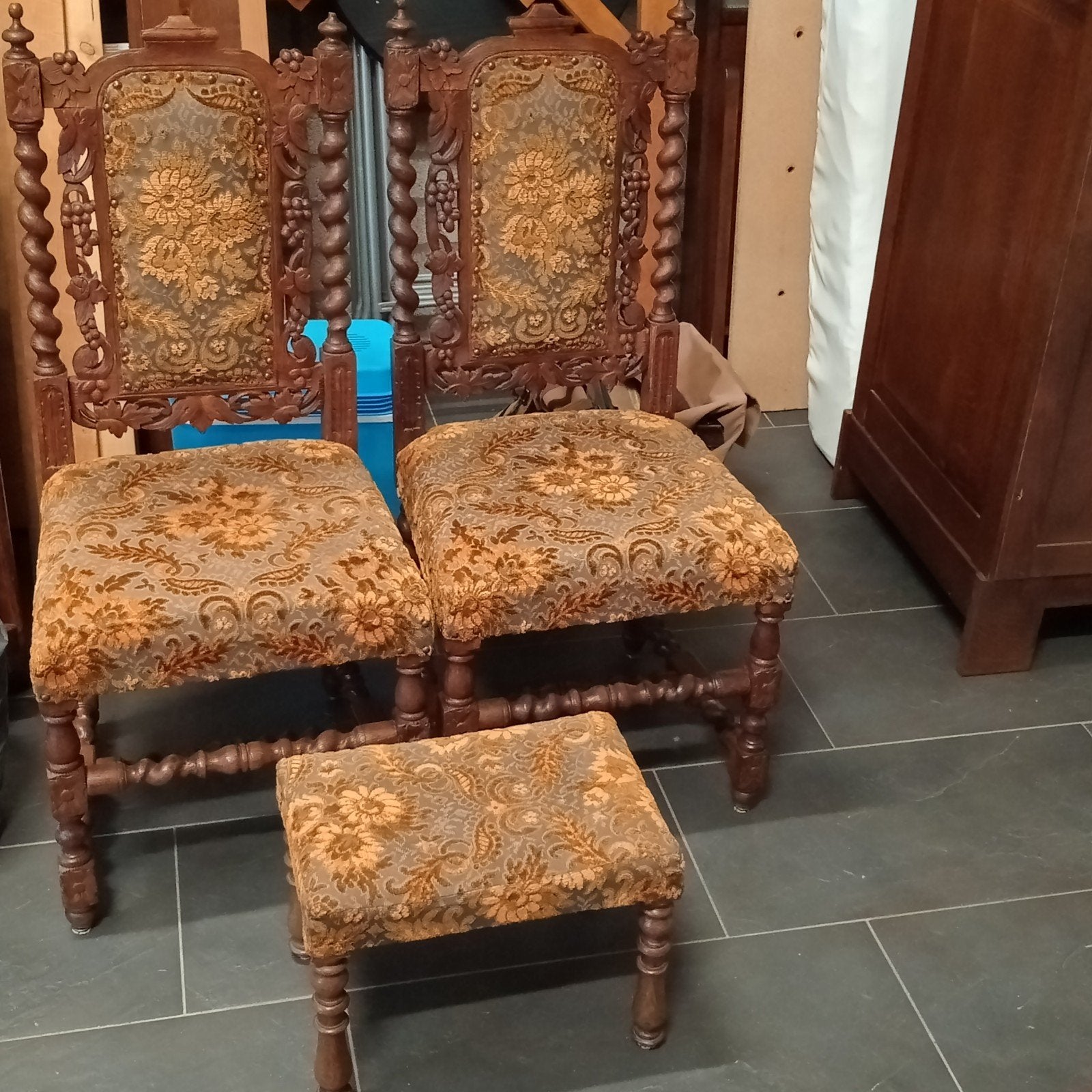 Antieke stoelen en voetenbankje met gebloemde bekleding, Ophalen