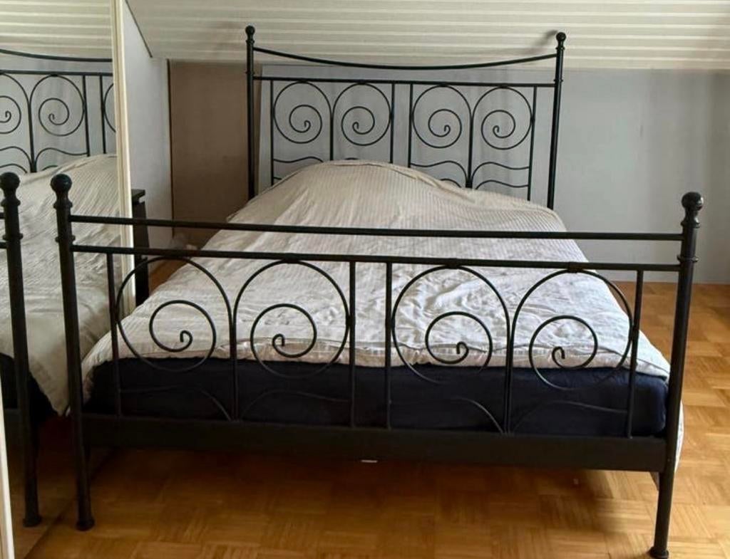 GRATIS! Zwart metalen tweepersoonsbed met sierlijke krullen, Huis en Inrichting, Slaapkamer | Bedden, Ophalen, Gebruikt, Zwart