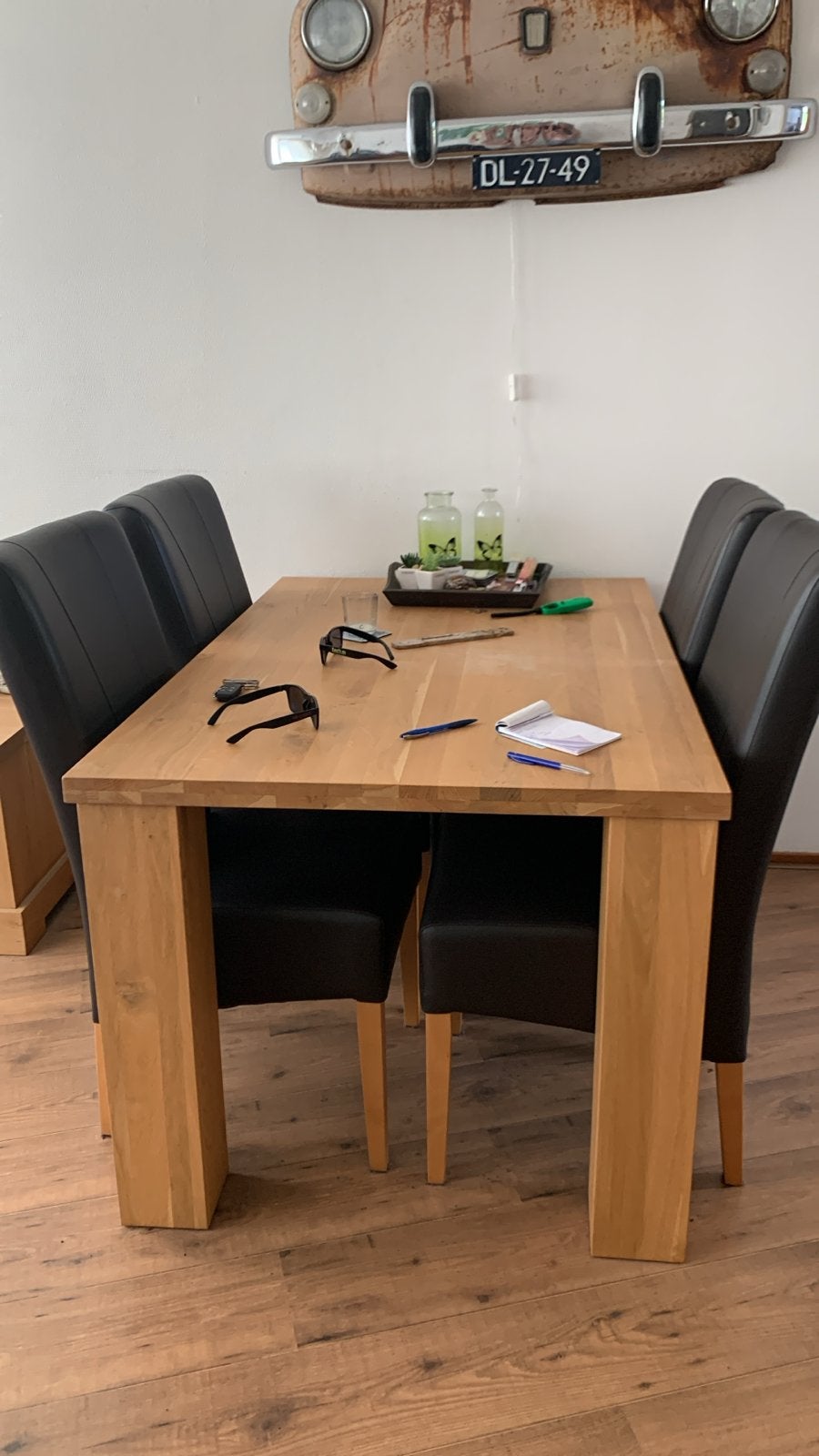 Eettafel met 4 zwarte kunstleren stoelen, Huis en Inrichting, Tafels | Eettafels, Ophalen, Gebruikt, 100 tot 150 cm, 50 tot 100 cm