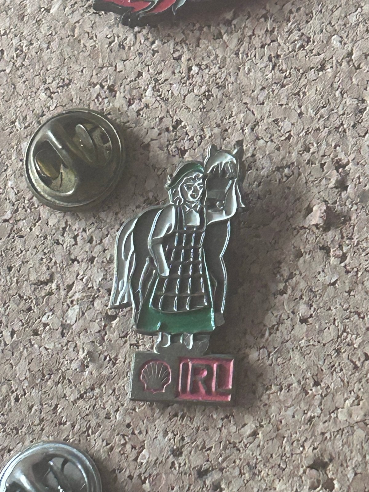 Vintage Ierse Pin met Vrouw en Paard - Shell IRL, Verzamelen, Ophalen of Verzenden, Gebruikt, Stad of Land, Speldje of Pin