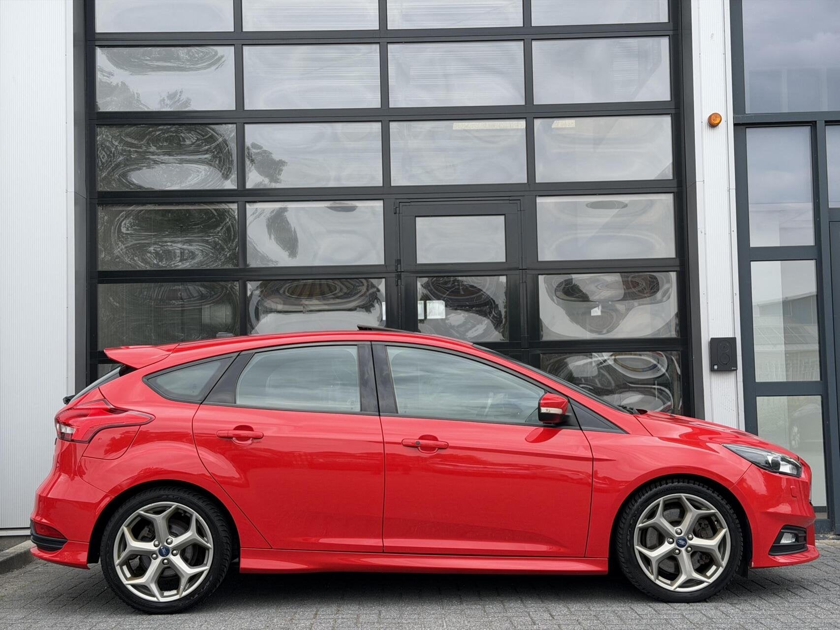 Ford Focus 2.0 EcoBoost ST 250Pk+ / PANO / CAMERA / RECARO, Gebruikt, Euro 6, 4 cilinders, 1436 kg