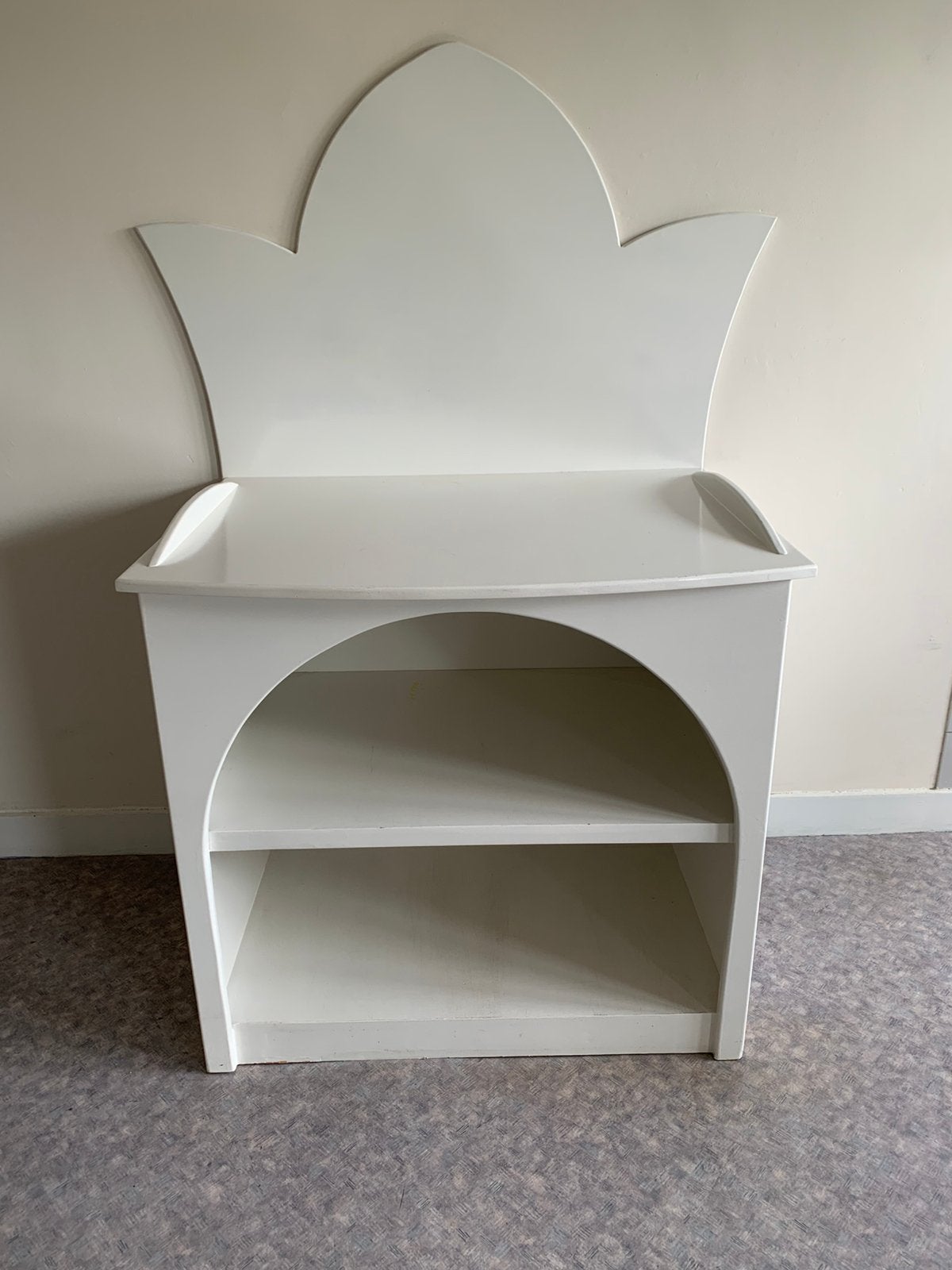 Witte Commode met Kroonvormige Rugleuning, Ophalen, Zo goed als nieuw, Kast