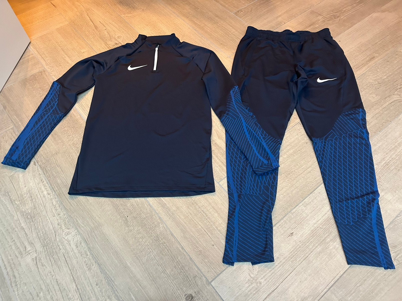 Trainingspak Nike, trui maat S, broek maat M, nieuw., Ophalen of Verzenden