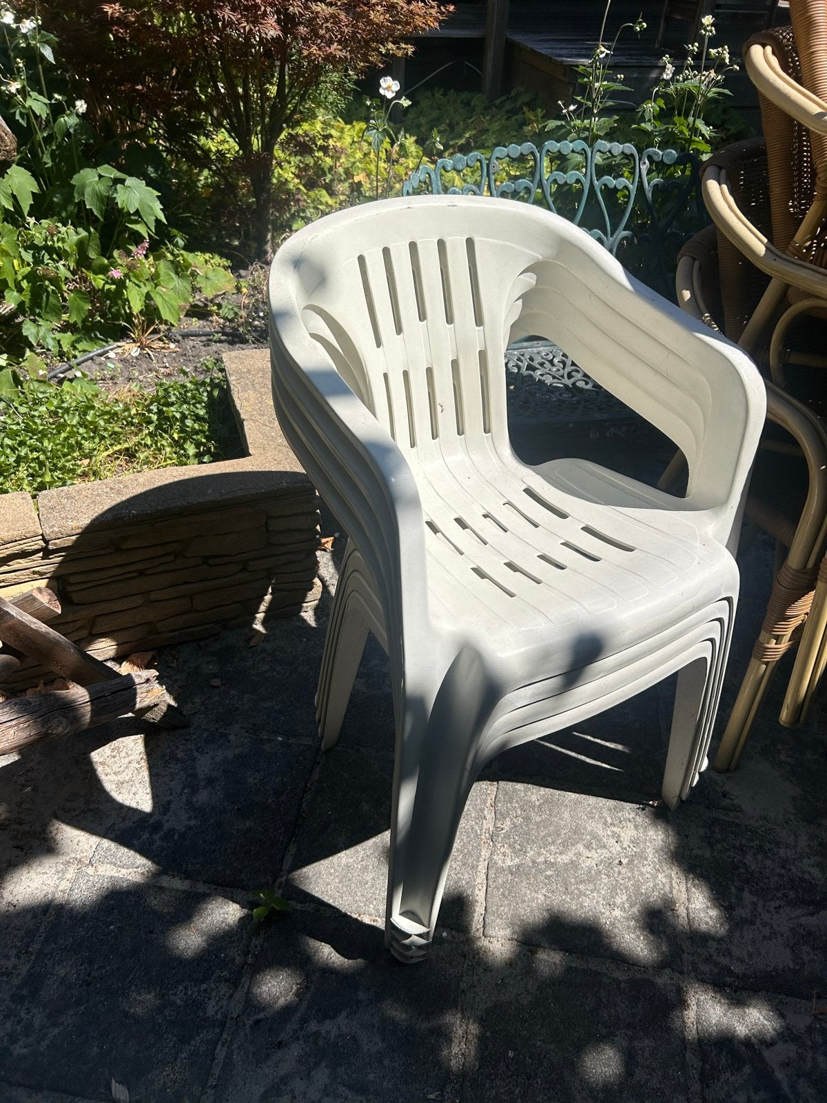 Set van 4 witte kunststof tuinstoelen, Ophalen, Gebruikt, Kunststof, Stapelbaar