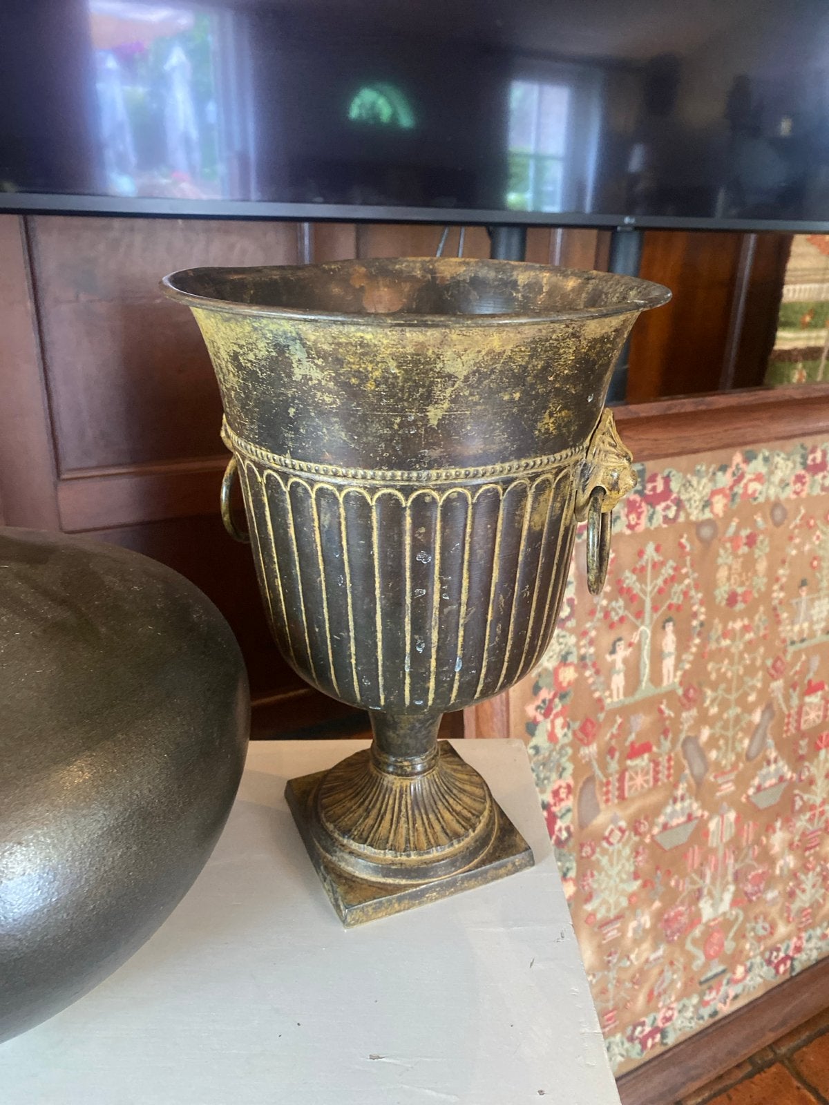 Antieke brons met leeuwenkoppen, Ophalen