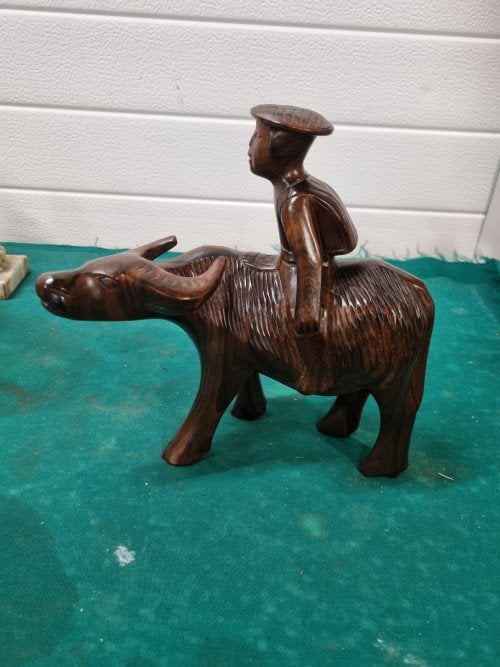 beeld hout waterbuffel met man antiek, Ophalen of Verzenden