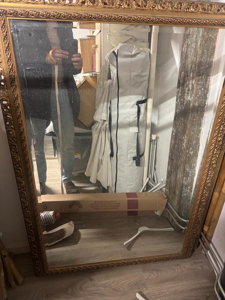 Grote goudkleurige brocante spiegel, Huis en Inrichting, Woonaccessoires | Spiegels, Ophalen, Rechthoekig, Minder dan 100 cm