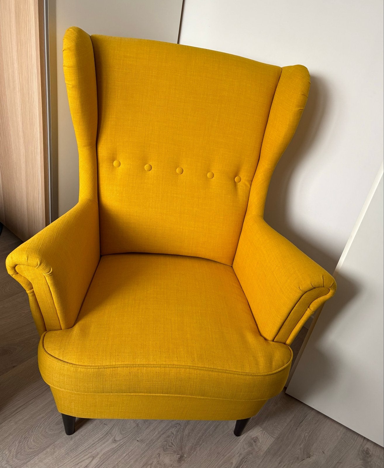 Okergeel/gele IKEA STRANDMON oorfauteuil, Huis en Inrichting, Fauteuils, Ophalen, 75 tot 100 cm, Zo goed als nieuw, 75 tot 100 cm