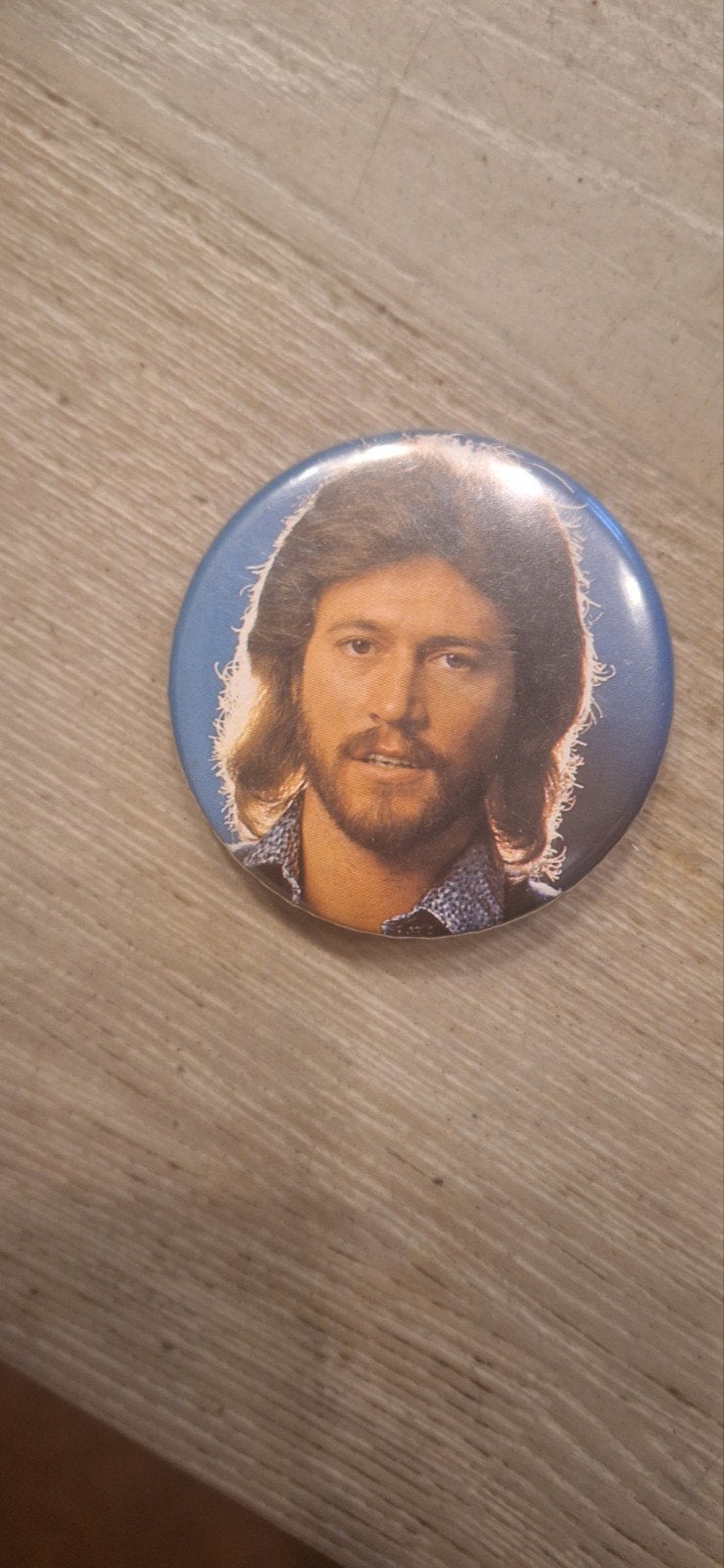 Bee Gees Barry Gibb button (7626), Verzamelen, Muziek, Artiesten en Beroemdheden, Ophalen of Verzenden, ., ., .