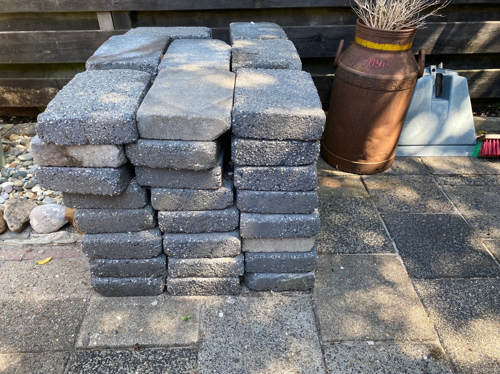 GRATIS zwarte  stenen 30x20, Tuin en Terras, Tegels en Klinkers, Ophalen, Gebruikt, Beton, Klinkers