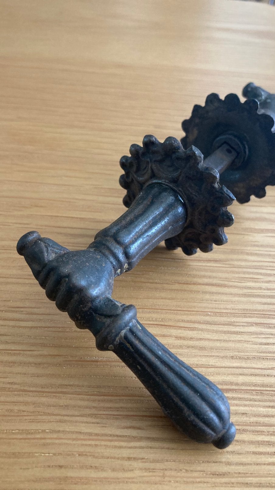 Antieke deurkrukken met sierrozetten, Ophalen
