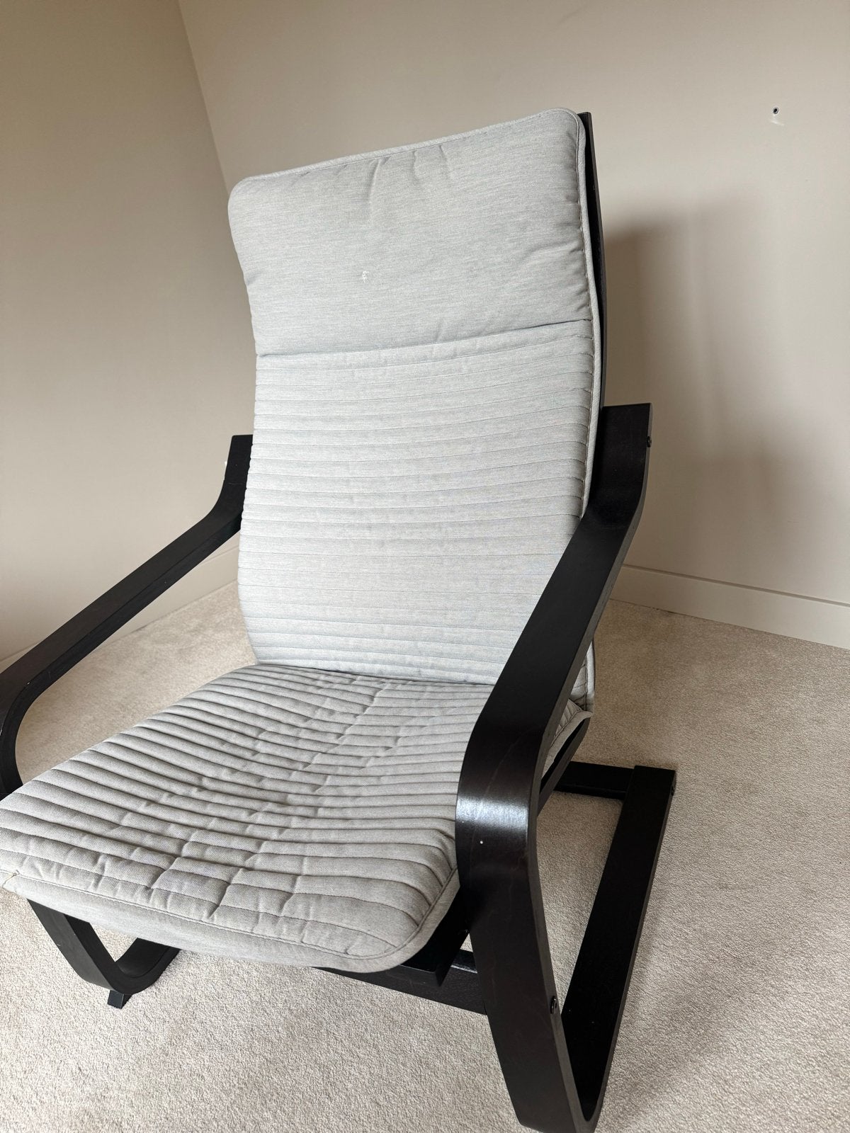 IKEA schommelstoel met lichtgrijze kussens, Huis en Inrichting, Stoelen, Ophalen, Gebruikt, Hout, Eén