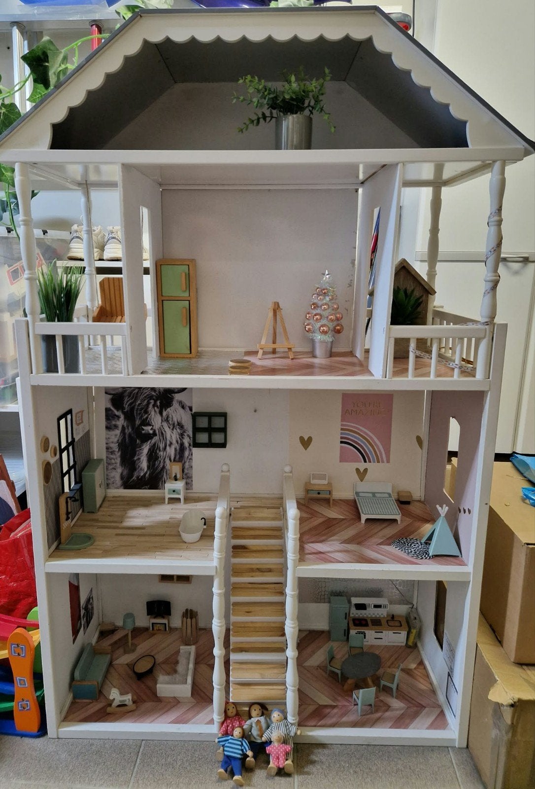Groot poppenhuis met meubels en poppetjes, Ophalen, Gebruikt, Poppenhuis