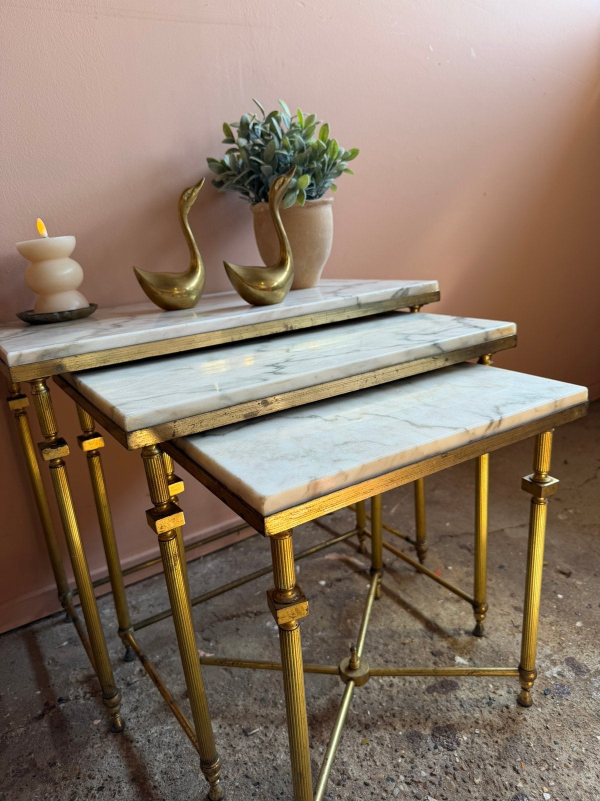 Vintage set messing nesttafels met wit marmeren bladen, Overige materialen, Minder dan 55 cm, Gebruikt, Vintage