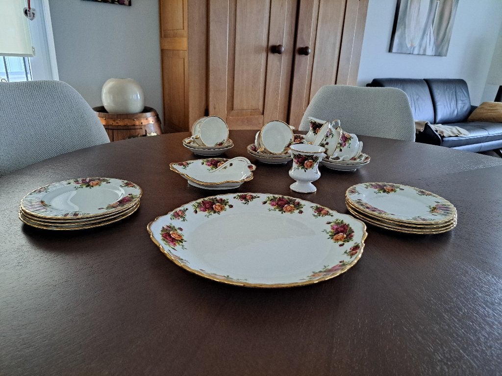Royal Albert Country Rose Servies - Diverse Stukken, Gebruikt, Klassiek, Ophalen of Verzenden, Kop(pen) en/of Schotel(s)