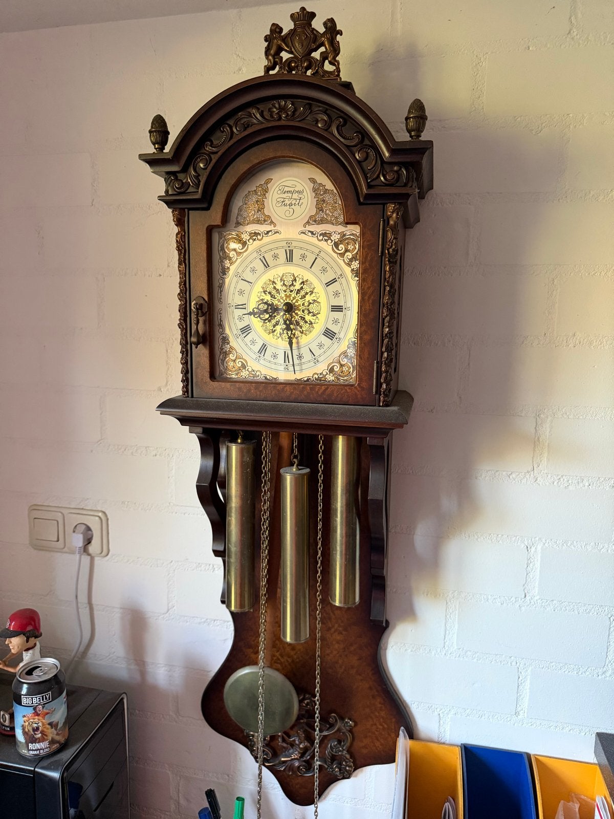 Antieke Tempus Fugit wandklok met slinger en gewichten, Ophalen