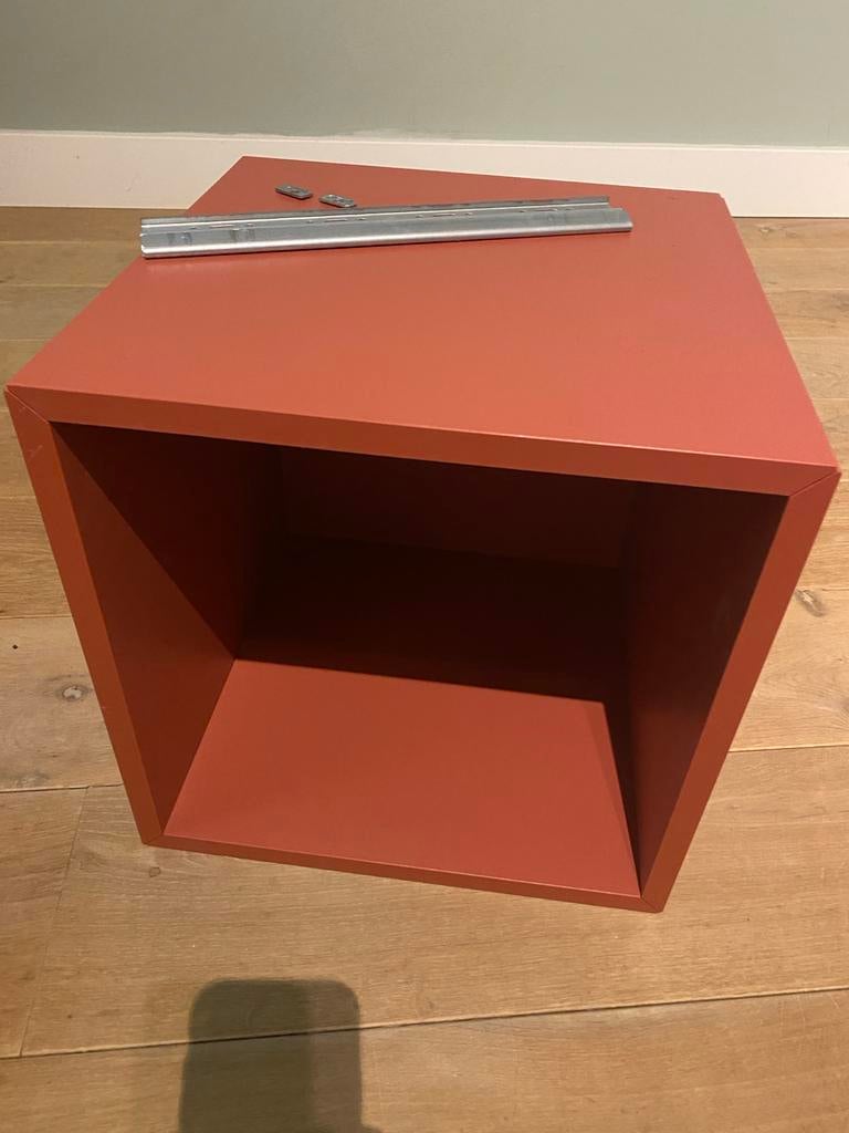 IKEA Eket kastje met ophangsysteem, Huis en Inrichting, Kasten | Boekenkasten, Zo goed als nieuw, Minder dan 50 cm, Minder dan 100 cm