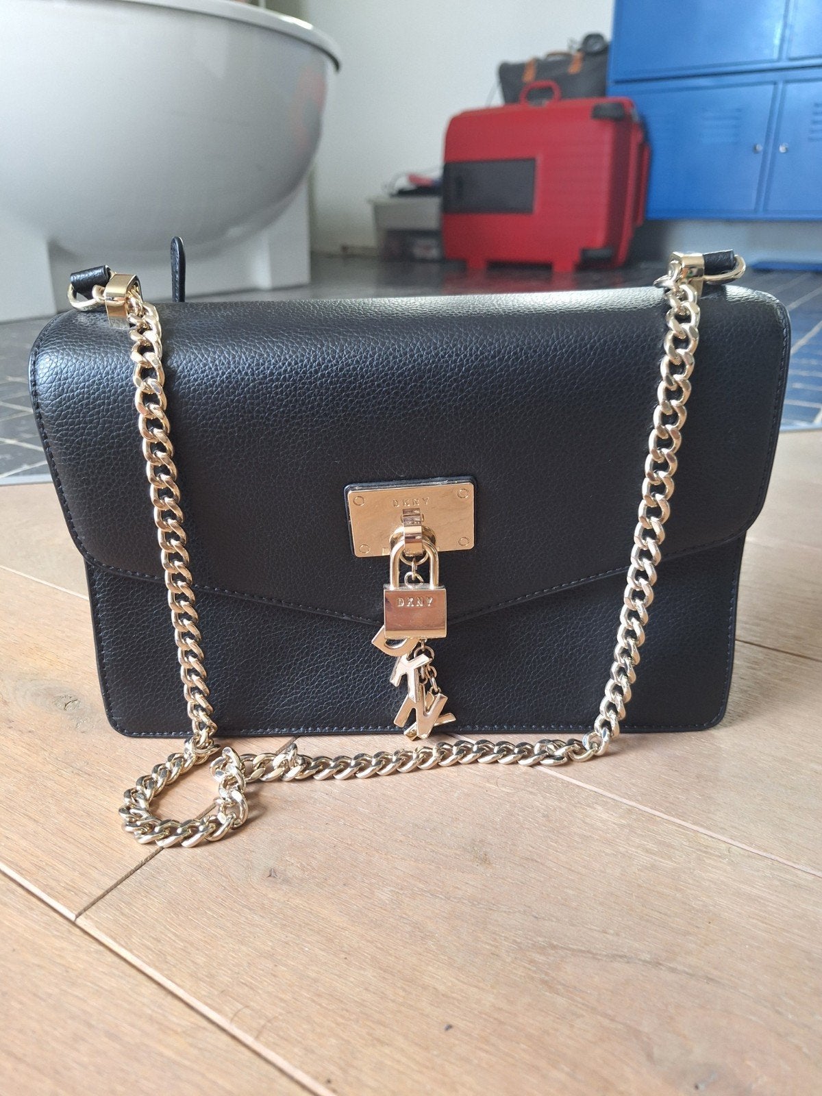 DKNY Zwarte Schoudertas met Gouden Details, Ophalen of Verzenden, Zo goed als nieuw, Zwart, Schoudertasje