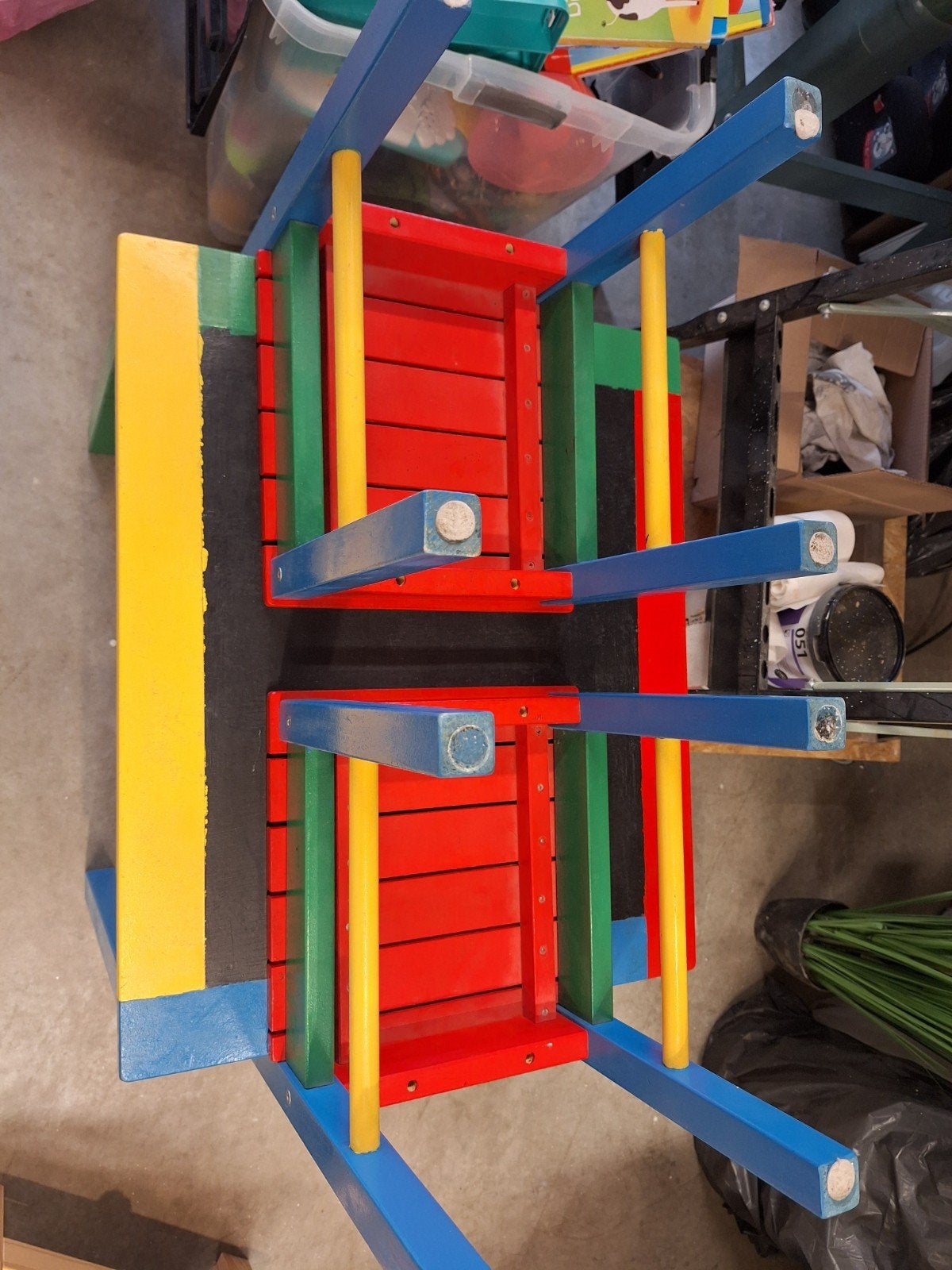 LEUKE KLEURIGE STEVIGE TAFELTJE EN TWEE STOELTJES, Ophalen, Hout