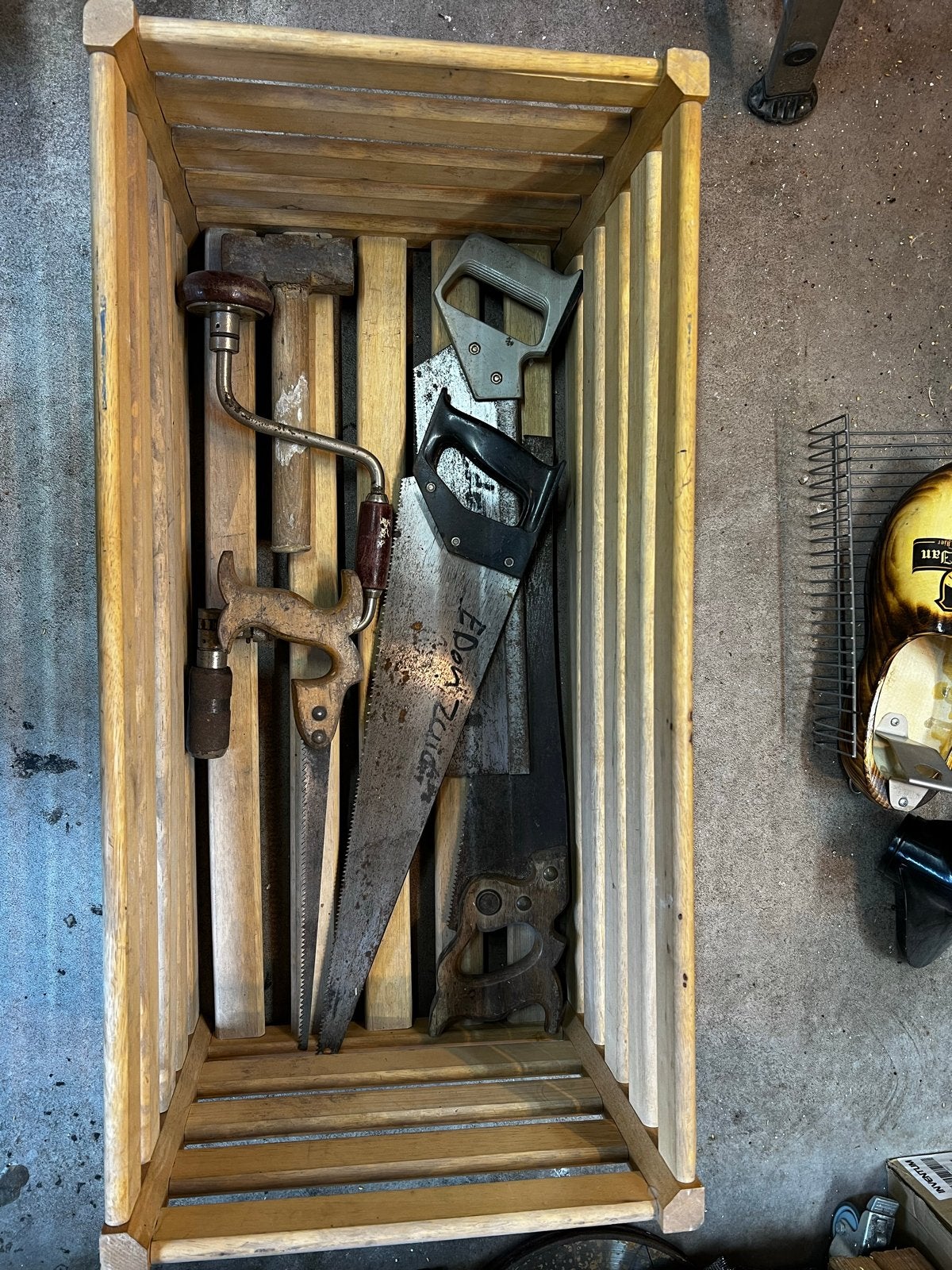 Oud gereedschap in 1 koop: zagen, boor en hamer, Antiek en Kunst, Antiek | Gereedschap en Instrumenten, Ophalen of Verzenden