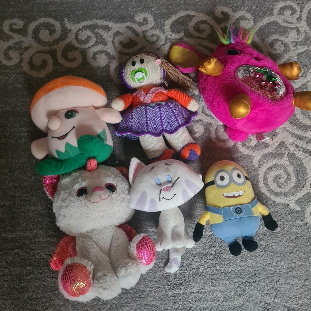 Diverse knuffels: Minion, paddenstoel, katten en meer, Gebruikt, Overige merken, Overige karakters, Ophalen of Verzenden