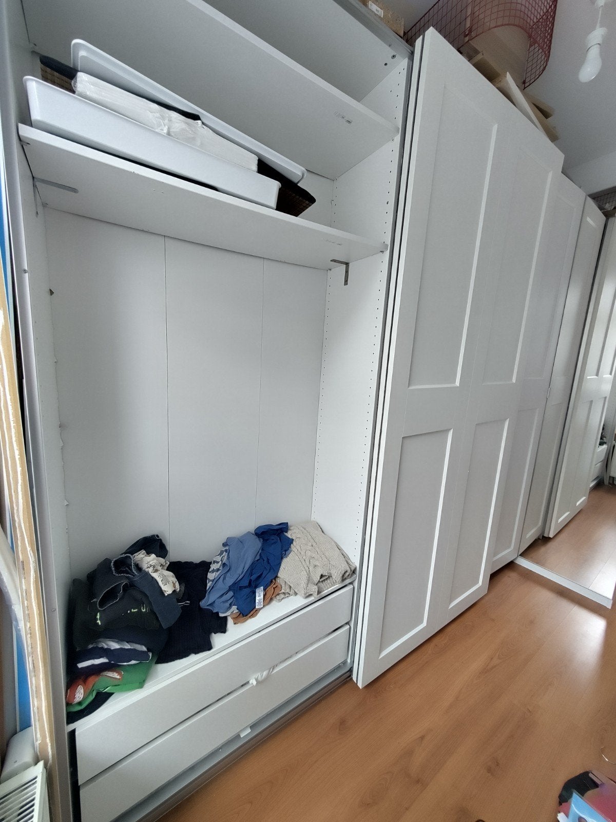 Witte kledingkast met schuifdeuren en lades, Ophalen, Gebruikt, Met deur(en), 200 cm of meer