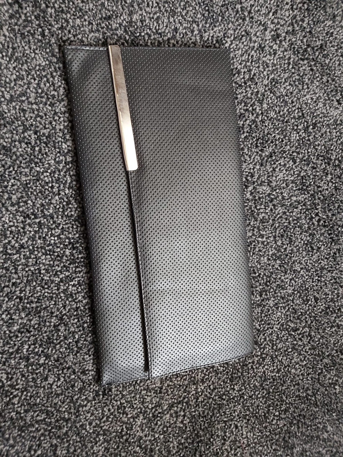 Zwarte clutch met geperforeerd patroon, Ophalen, Gebruikt, Zwart, Avondtasje