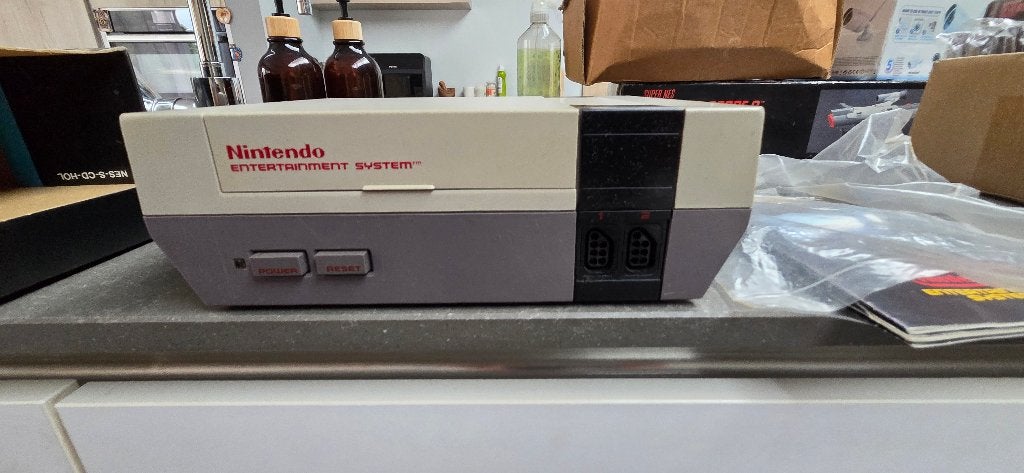 NES in Doos compleet, Spelcomputers en Games, Spelcomputers | Nintendo NES, Ophalen of Verzenden, Gebruikt, Met 2 controllers