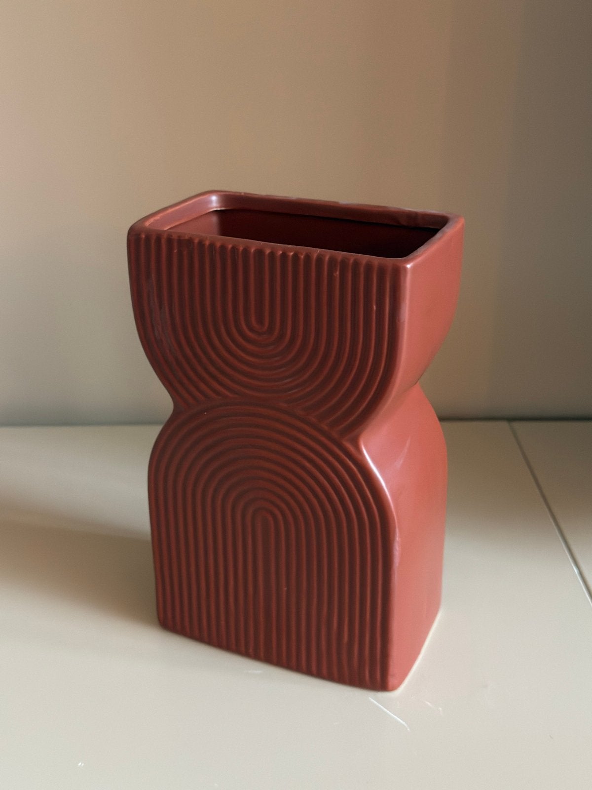 Terracotta vaas met reliëfpatroon, Ophalen of Verzenden