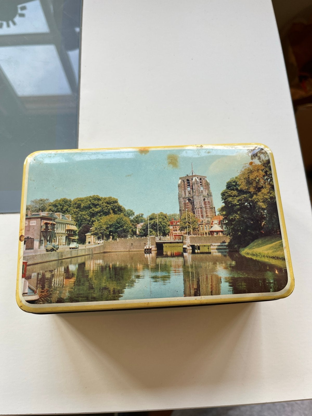 Vintage blik met stadsgezicht en Friesland wapen, Verzamelen, Ophalen of Verzenden, Gebruikt, Koek(jes), Overige merken