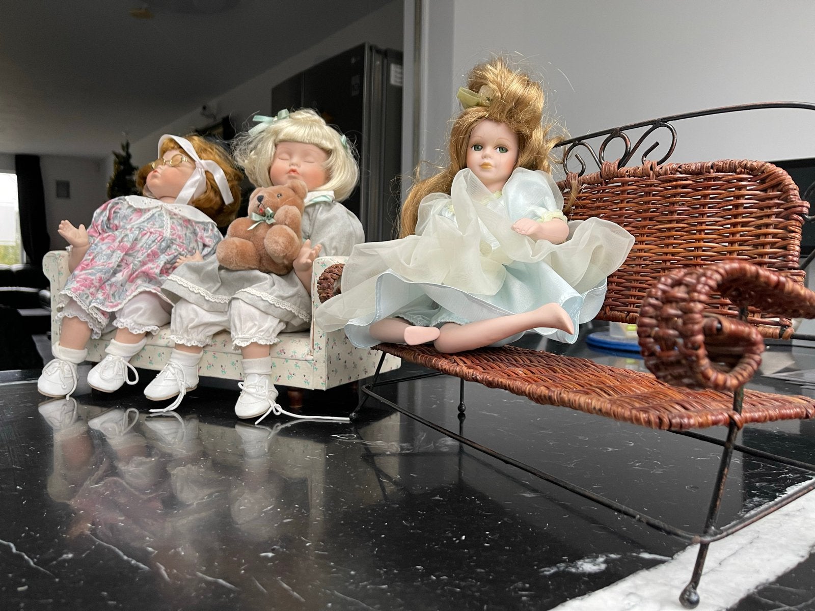 Set van 3 Porseleinen Poppen met Bankjes - Vintage Stijl, Verzamelen, Poppen, Ophalen of Verzenden, Gebruikt, Pop