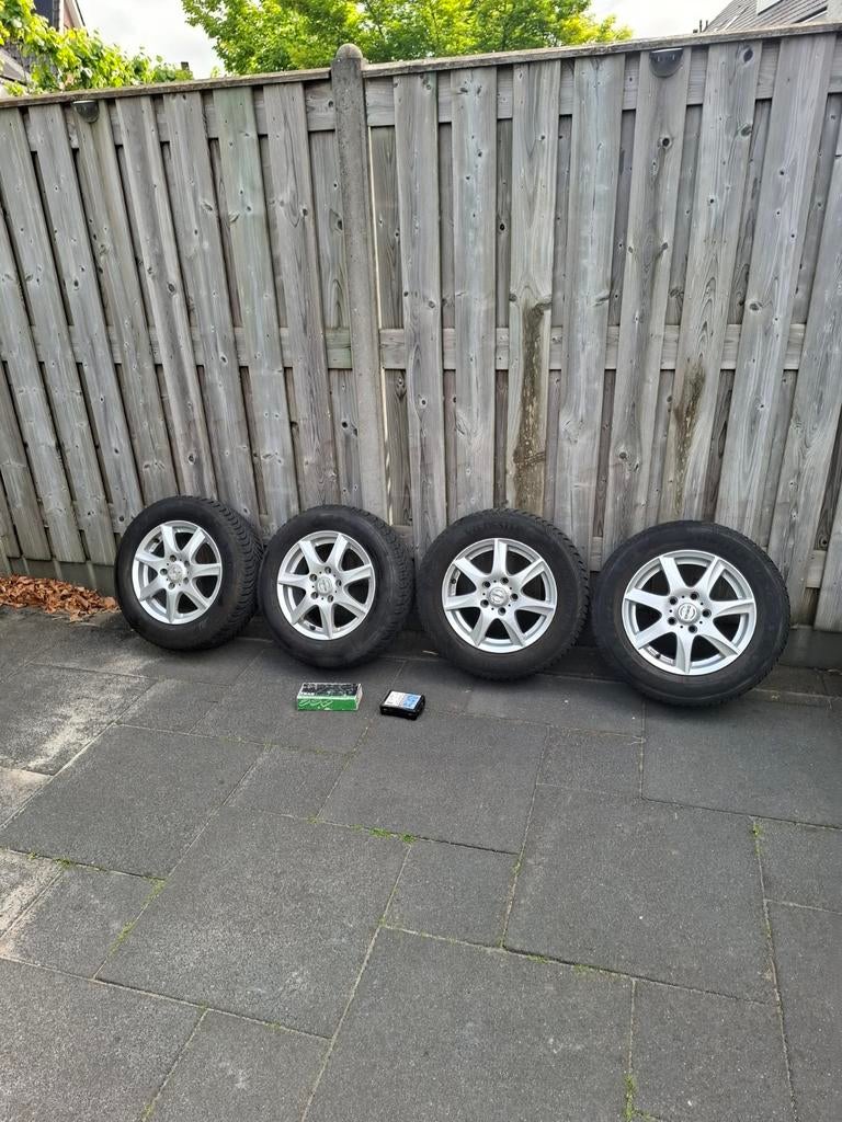 Velgen met winterbanden en slotbouten voor Kia Venga, Ophalen of Verzenden, Gebruikt