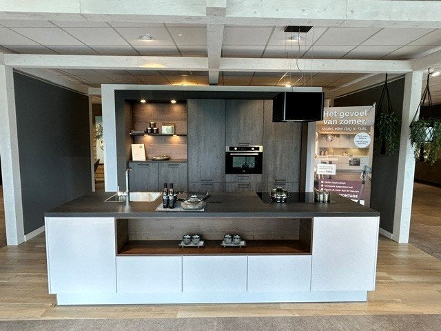 Showroomkeuken met eiland voor € 6.500, Huis en Inrichting, Keuken | Complete keukens, Ophalen, Wit, Nieuw, Kunststof