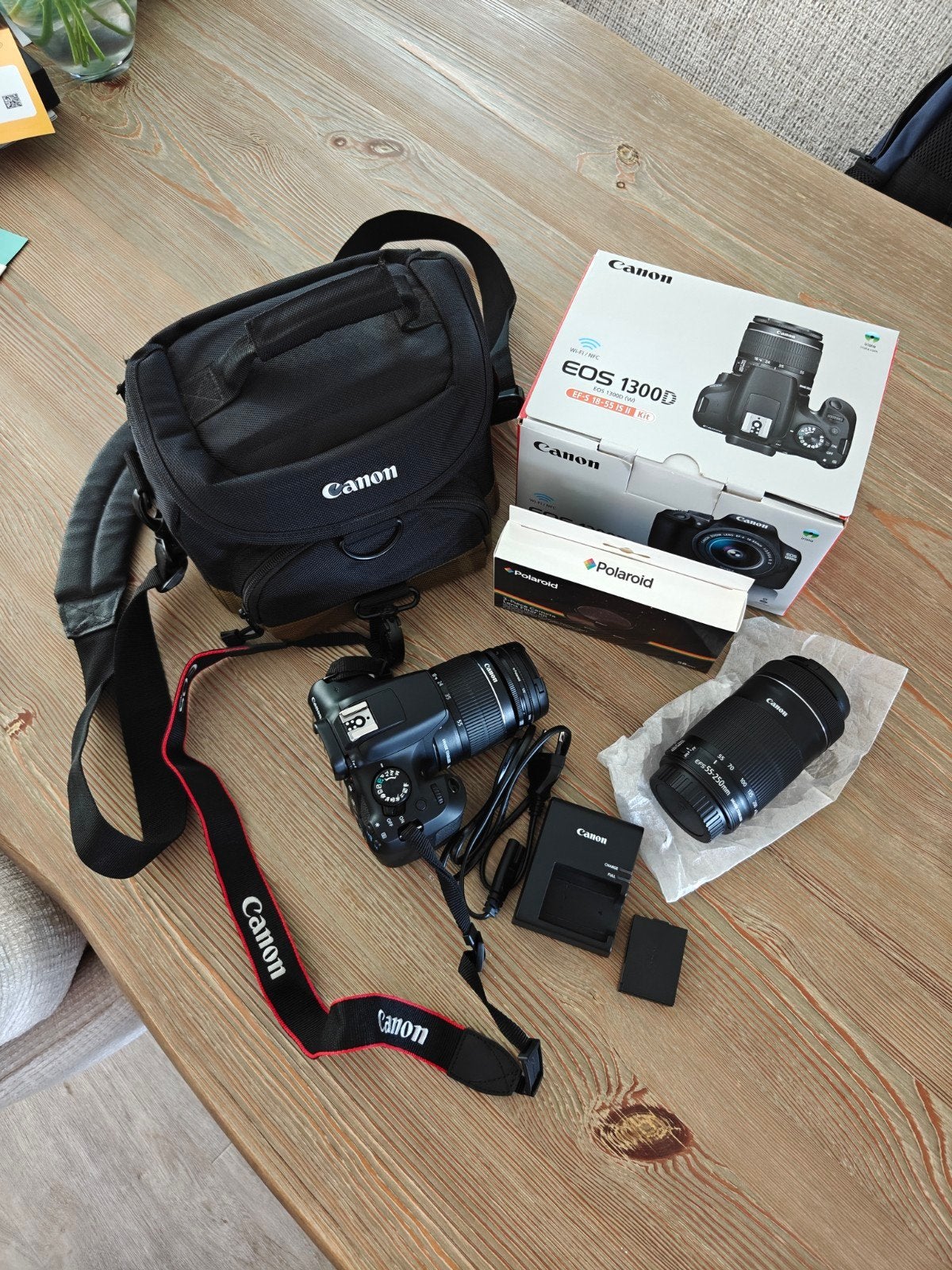 Canon EOS 1300D Spiegelreflexcamera met 2 lenzen en tas, Ophalen of Verzenden, Zo goed als nieuw, Canon, 8 keer of meer