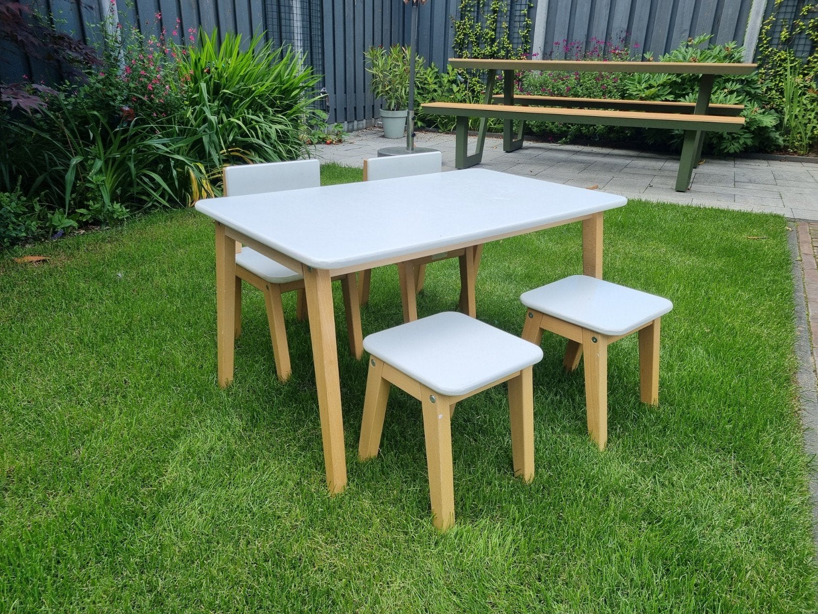 Zitgroep voor Kids, tafeltje, 2 stoeltjes en 2 krukjes, Tuin en Terras, Tuinsets en Loungesets, Ophalen, Gebruikt, Kunststof, 2 zitplaatsen