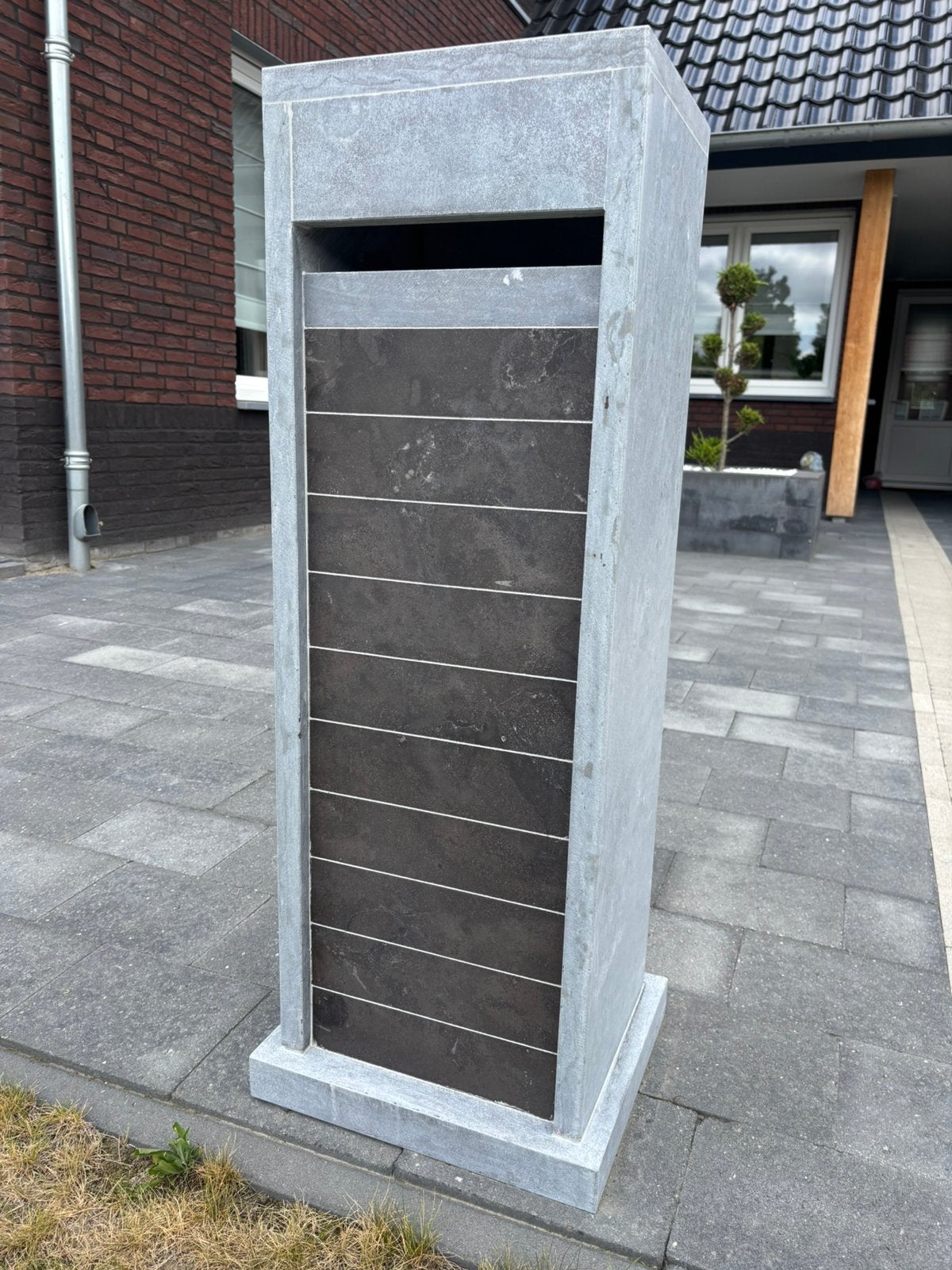 Natuursteen brievenbus - showroom model, Tuin en Terras, Ophalen of Verzenden, Zo goed als nieuw, Hardsteen, Staande brievenbus