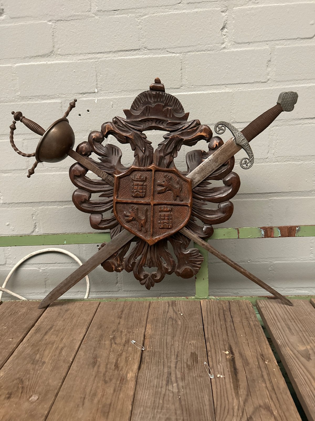 Antiek wanddecoratie: Houten wapen met sabel en zwaard, Ophalen