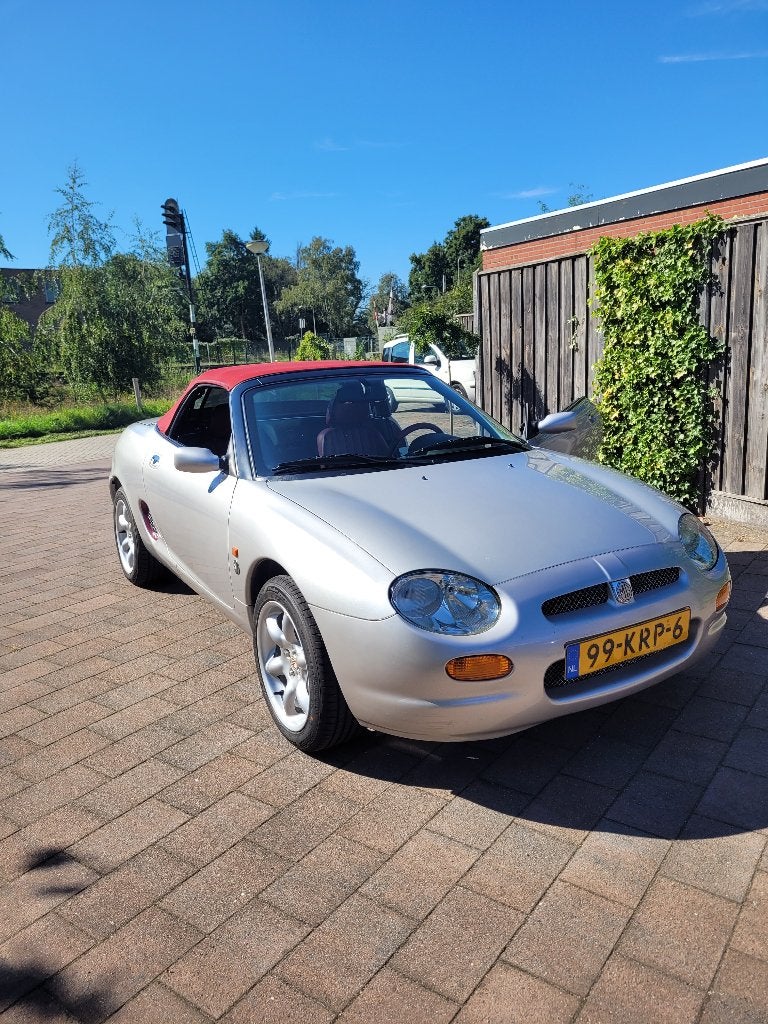 MG F 1.8 I 2000 Grijs met rode softtop, Achterwielaandrijving, 40 €/maand, 4 cilinders, Cabriolet
