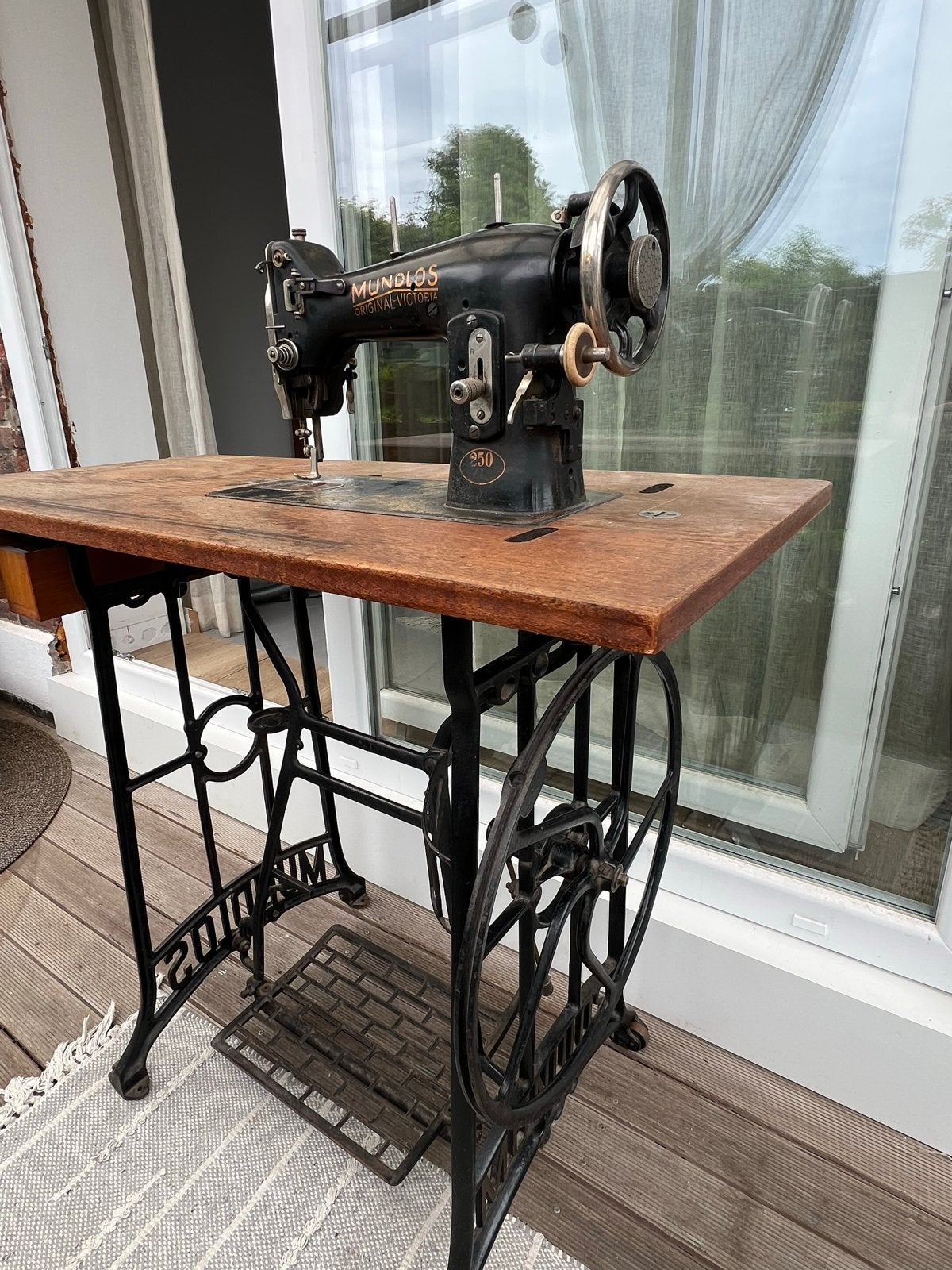 Oude Mundlos naaimachine met onderstel, Ophalen