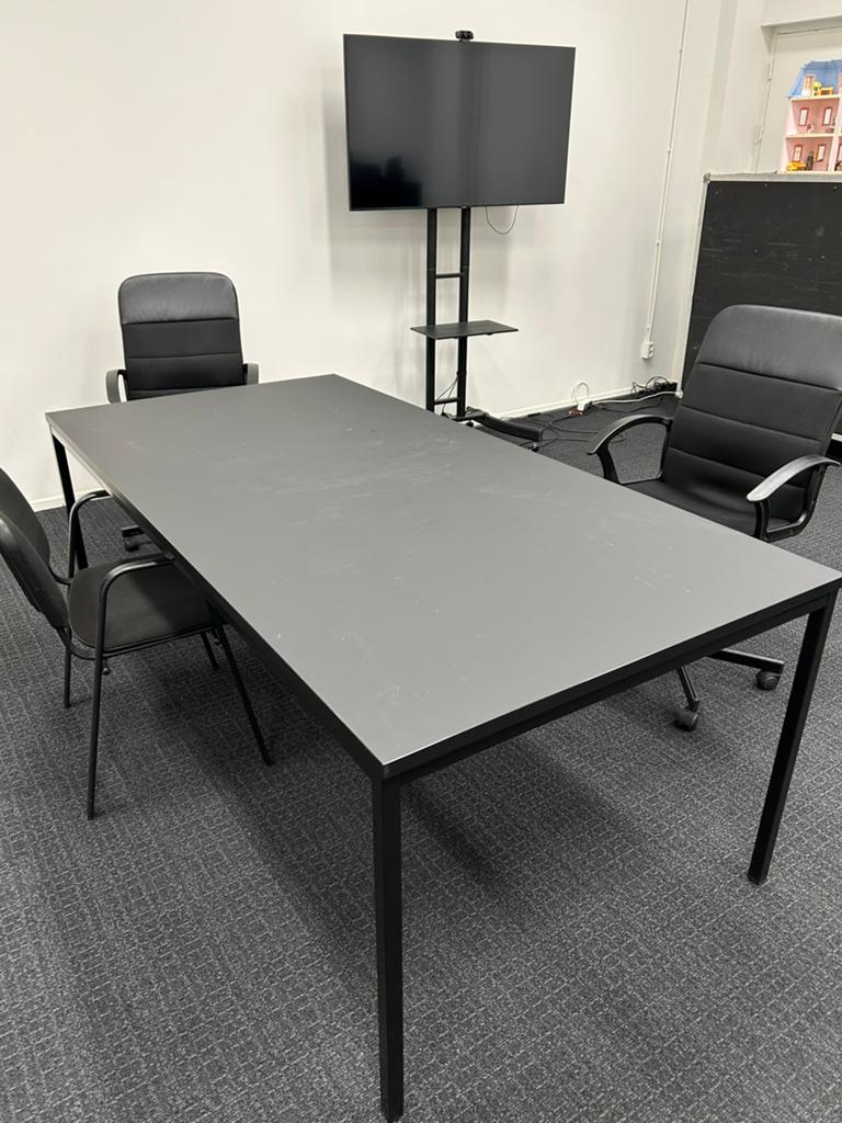 Gratis af te halen Groot zwart buro / tafel, Huis en Inrichting, Bureaus, Ophalen of Verzenden, Gebruikt