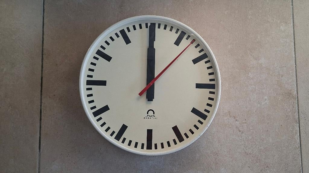 Stationsklok Mobatime (31 cm), Ophalen of Verzenden, Zo goed als nieuw, Analoog, Wandklok