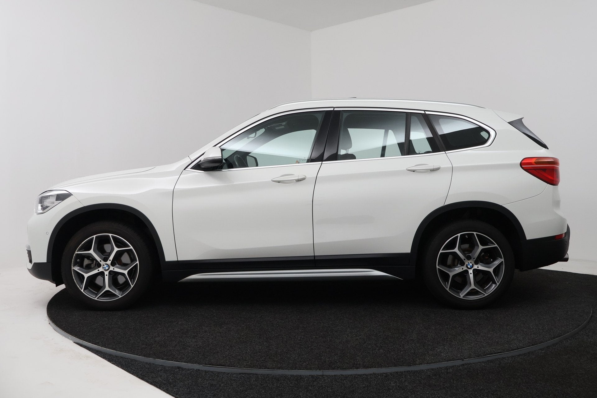 Foto 2 van BMW X1 SDrive20i Corporate Lease High Executive (PANORAMADAK