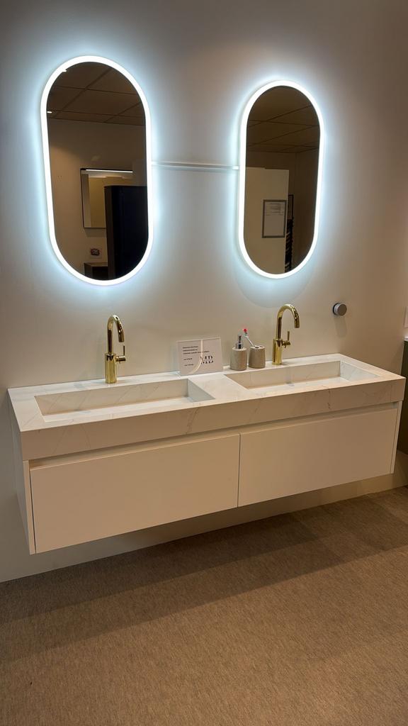 Luxe dubbele wastafel met gouden kranen en spiegels, Huis en Inrichting, Badkamer | Badkamermeubels, Ophalen, 150 tot 200 cm, Zo goed als nieuw