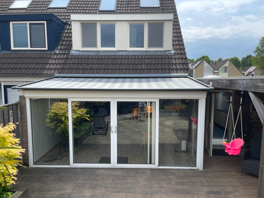 Zonnescherm met zijgeleiding elektrisch en afstandsbediening, Tuin en Terras, Zonneschermen, Ophalen, Gebruikt, 450 cm of meer