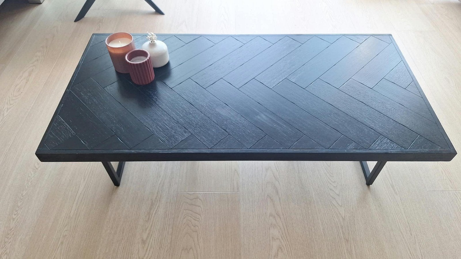 Zwarte salontafel met houten visgraat en stalen onderstel, Ophalen, 100 tot 150 cm, 50 tot 100 cm, Zo goed als nieuw